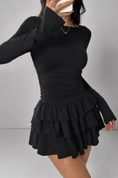 فستان قصير بكثير من الكشكشة على التنورة 