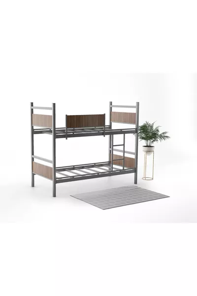 Деревянная двухъярусная кровать