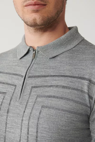 كنزة رجالية مخططة من مزيج الصوف بسوستة رمادية 