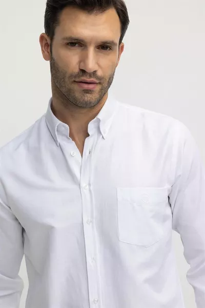 قميص رجالي أبيض بقصة كلاسيكية، قَصّة عادية، ياقة أوكسفورد، أزرار، جيوب، مطرز