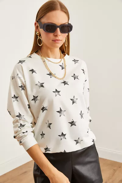 سويت شيرت نسائي أبيض بسيط بملمس ناعم وتفصيل فضفاض 