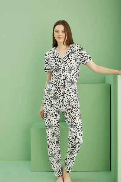 طقم بيجامة بأزرار مع شريط، بأكمام قصيرة ونقش فهد أبيض وأسود 