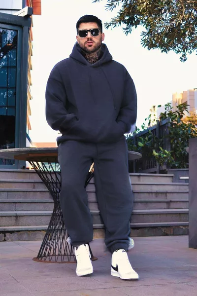 طقم رياضي رجالي شتوي رمادي داكن، ثلاث خيوط، مبطن بالصوف، واسع