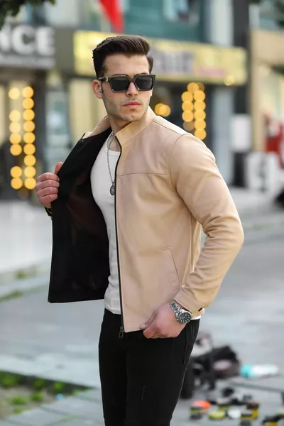 Мужская весенняя куртка из замши с кремовым оттенком