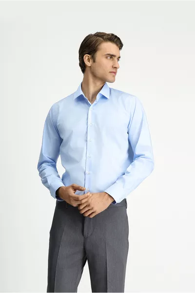 قميص قطني بأكمام طويلة، ضيق على الجسم، قصّة نحيفة، غير قابل للتجعد ولا يحتاج للكي