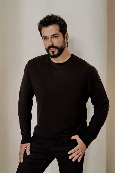 Мужской чёрный пуловер V-образного выреза, стандартного кроя, не скатывающийся, обычной посадки