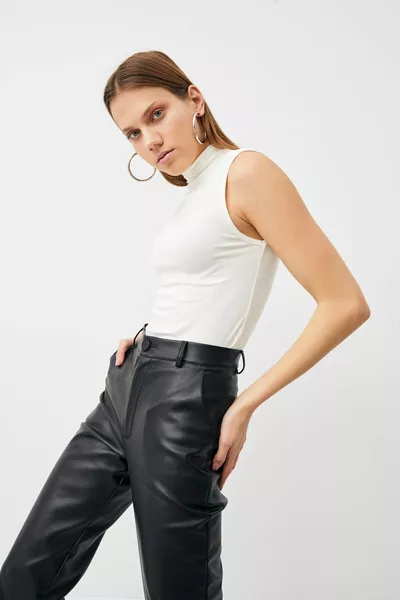 Женская белая безрукавка