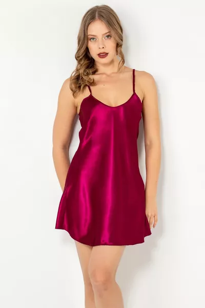 Nuisette courte en satin à fines bretelles