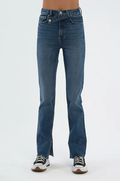 Orta Mavi Slim Straight Paçası Yırtmaçlı Çapraz Kemerli Jean Pantolon C 