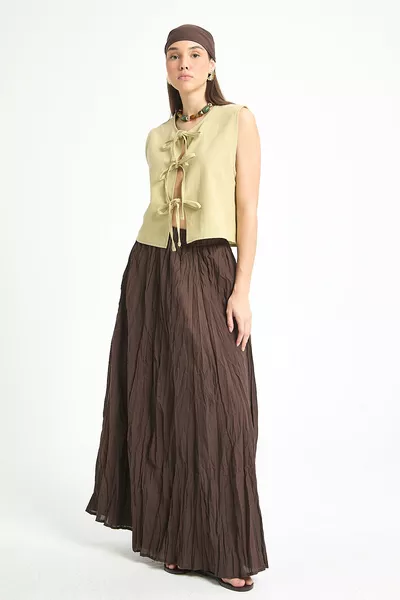 تنورة نسائية طويلة مبطنة من القماش الكشميري البني مع تجاعيد 