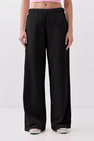 بنطال رياضي واسع الساق للنساء باللون الأسود 