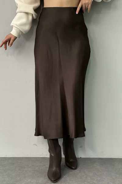 تنورة ساتان مائلة