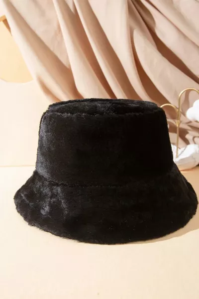قبعة دلو سوداء بنسيج مخملي ناعم