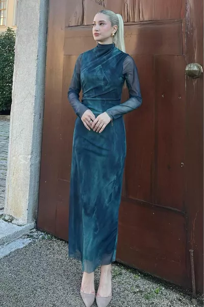 Зелена рокля от тюл с дълъг ръкав 