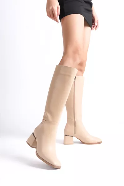 حذاء طويل للنساء يصل تحت الركبة، بكعب عالي، مع تفاصيل لامعة وسحّاب، بمظهر الجلد