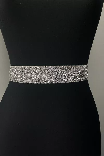 فستان سهرة مطرز بالخرز اللامع الفضي مع حزام خصر