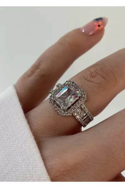 خاتم فضي اللون على شكل قضيب