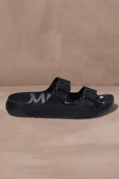 شبشب يومي أسود بنعل ناعم وحزام مزدوج مريح إضافي