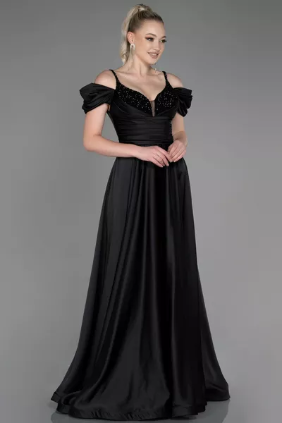 Schwarzes drapiertes langes Satin-Abendkleid mit Bruststein 