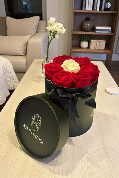 Подаръчни цветя Специален подарък за любимия Роза в кутия Червена Подаръчна кошница за рожден ден За приятелка, за любимия, за майка