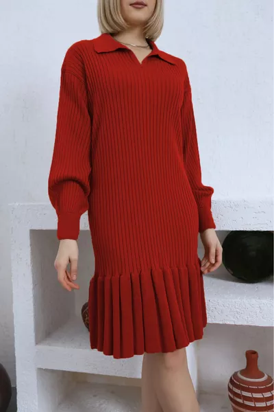 فستان صوفي بياقة حمراء وكشكش