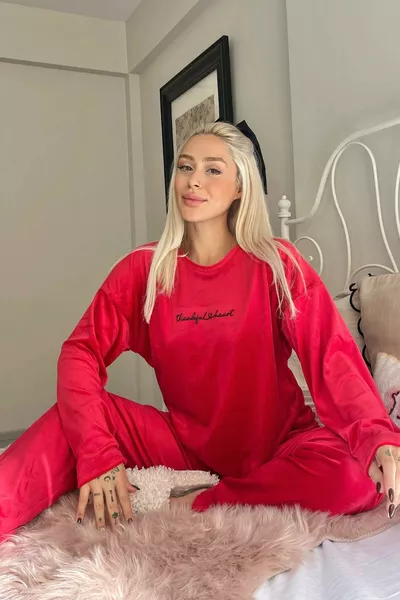 طقم بيجامة نسائي من المخمل الحصري بطبعة شكر باللون الأحمر