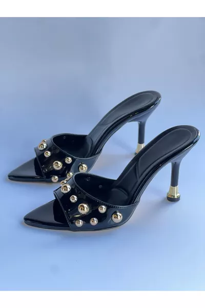 حذاء نسائي يومي أسود بكعب عالٍ مدبب ومزين بالذهب