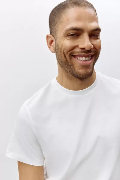 قميص تي شيرت بقصة عادية