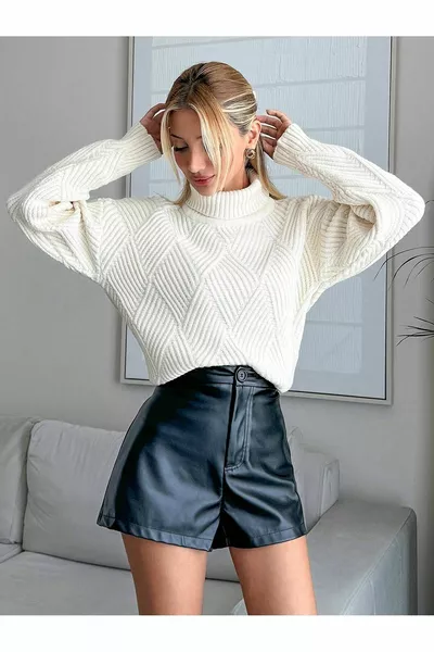 كنزة صوفية نسائية بألوان فاتحة وياقة عالية ومطرزة