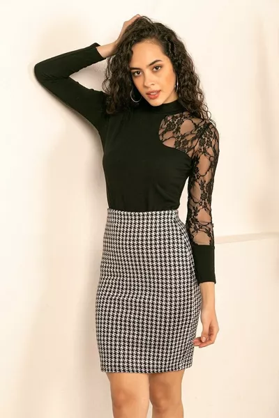 تنورة قلمية نسائية بقماش إيكروا بطبعة نقشة الكلب على الخصر مرنة