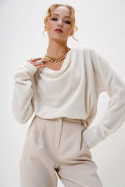 بلوزة نسائية بكروية واسعة وياقة مفتوحة بلون العاج 