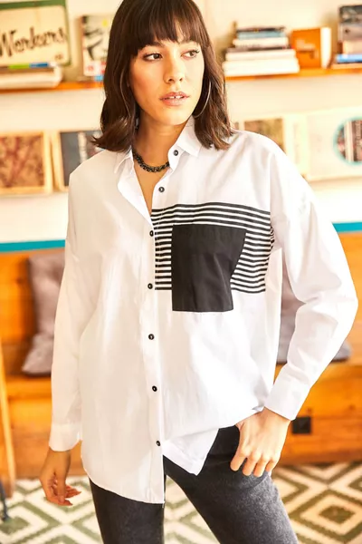 قميص نسائي واسع منسوج بتفصيل جيب أبيض 