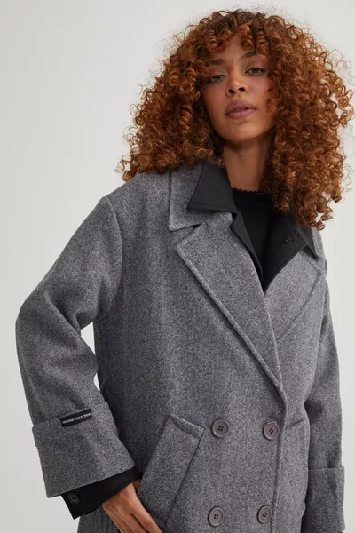 معطف نسائي طويل واسع برقبة مكدسة، أزرار، وتفاصيل أكمام مطوية، لون أنثراسيت