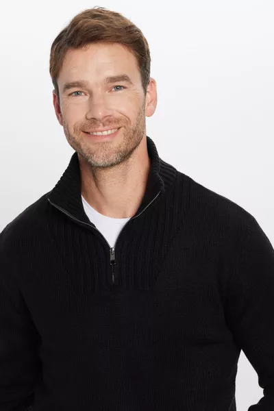 سترة رجالية سوداء ضيقة التصميم بياقة عالية بسحاب ونقشة أرمور