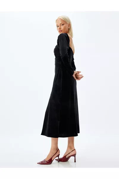 Robe midi en velours à manches longues avec encolure carrée et fente à l'avant