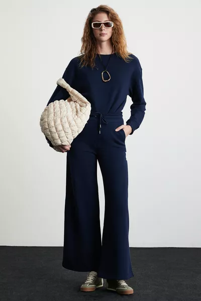 Pantalon de survêtement pour femme Laury en coton biologique, doux, à jambes larges, coupe régulière, détails étiquette, couleur bleu marine