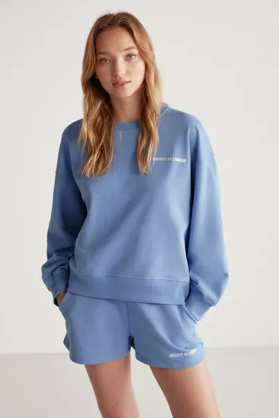 جينيفر سويت شيرت أزرق مريح كبير الحجم نسائي بحياكة قطن عضوي وياقة دائرية