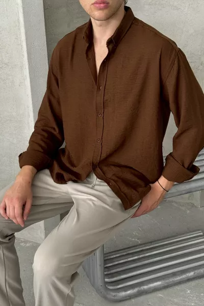 قميص رجالي بتصميم فضفاض ومظهر كتان