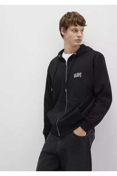 سويت شيرت أسود بسحّاب وطباعة شعار 