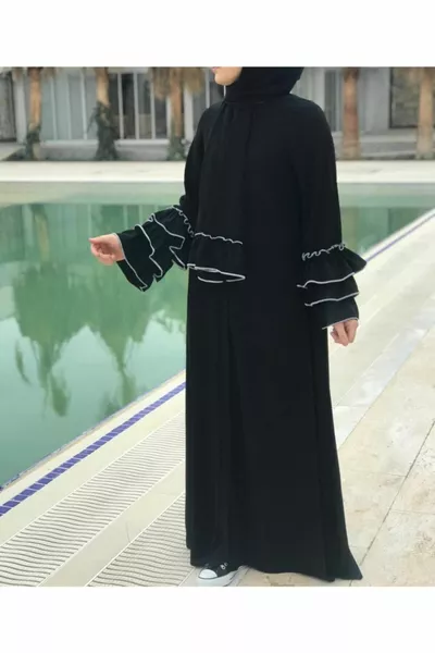 Черна фереж с детайли на ръкавите с волани