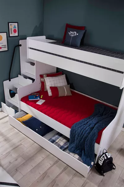 Двухъярусная детская комната с лестницей и ящиками, белого цвета