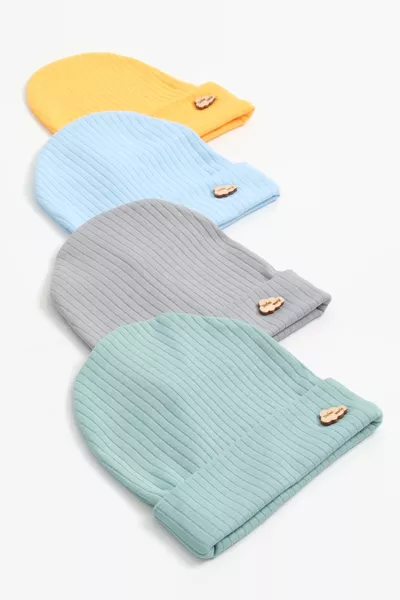 Бебешка памучна шапка с 4 броя и дървена емблема