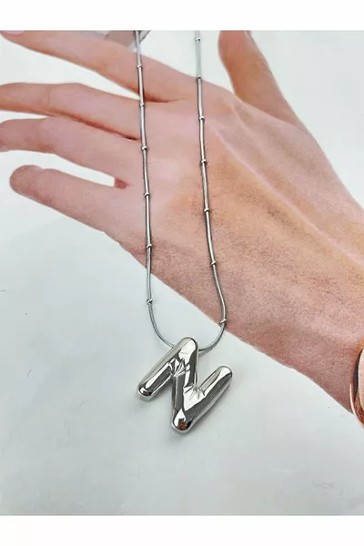 قلادة حرف N من الفولاذ على شكل بالون فضي