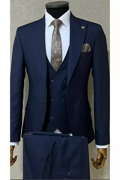 Костюм с тясна кройка