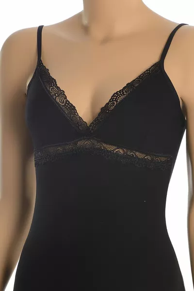 قميص داخلي نسائي قطني مزدوج بحمالات رفيعة وتفاصيل دانتيل وياقة على شكل V باللون الأسود