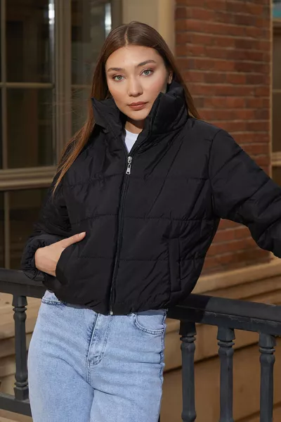 جاكيت قصير منفوخ بحزام مطاطي عند الخصر