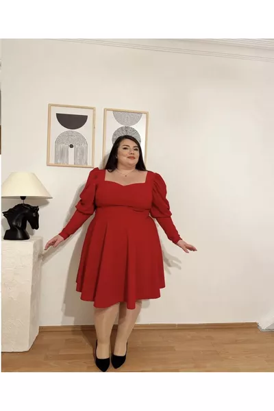 فستان كبير الحجم بأكمام منفوخة، وياقة على شكل قلب، باللون الأحمر