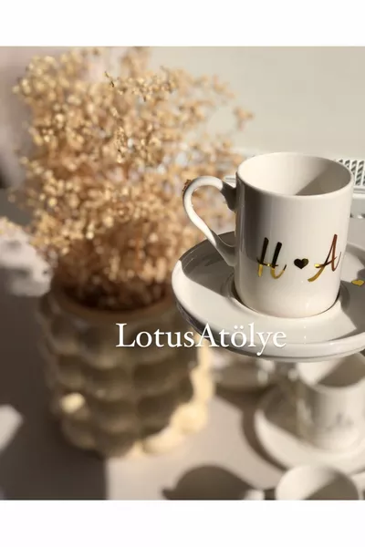 Goudkleurig bruidskoffiekopje, speciaal voor de persoon