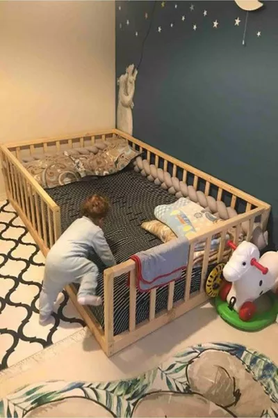 سرير أرضي للأطفال.