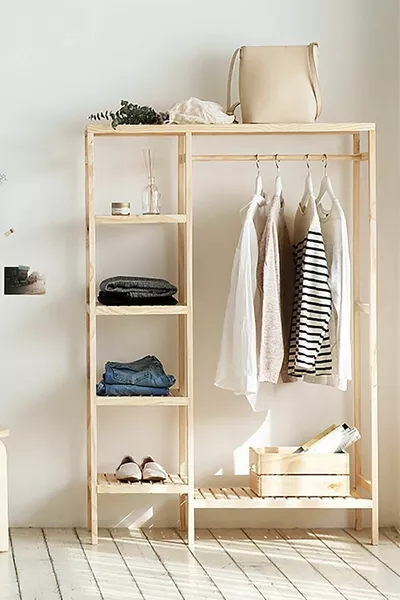 خزانة ملابس متعددة الاستخدامات مع رفوف وعلاقة وأرجل خشبية